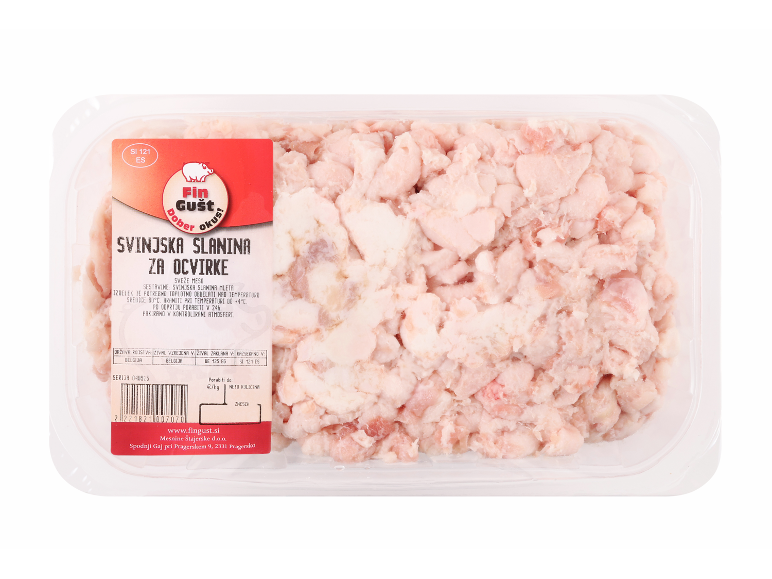 Mleta svinjska slanina za ocvirke v prozorni plastični embalaži.