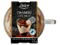 Mehak in kremast tiramisu desert s kakavom, ki vsebuje alkohol, v steklenem kozarcu.