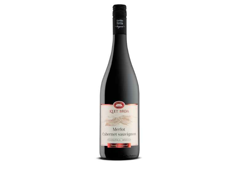 Steklenica rdečega vina Klet Brda Merlot Cabernet Sauvignon z ilustrirano etiketo vinogradov.