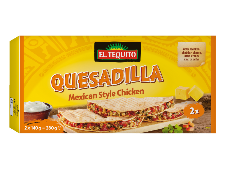 Škatla mehiških piščančjih quesadill s čedar sirom, kislo smetano in papriko.