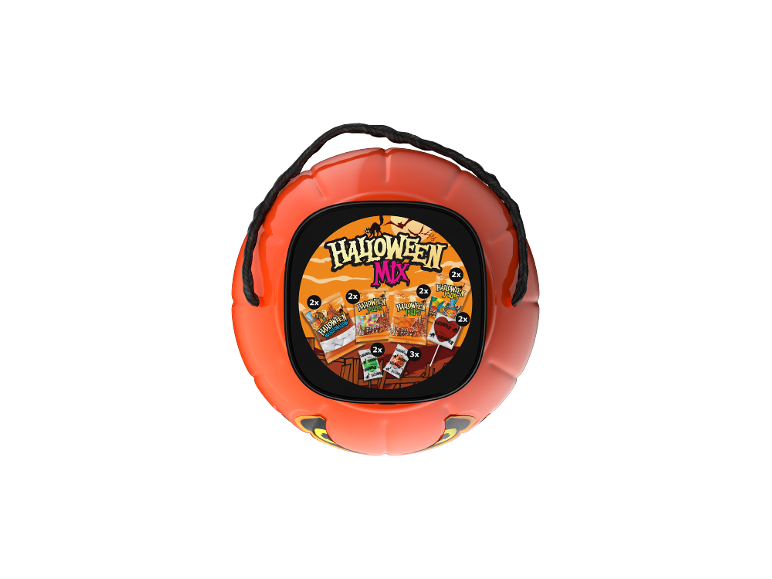 Oranžna buča za noč čarovnic z mešanico sladkarij, vključno z želeji in marshmallowi.