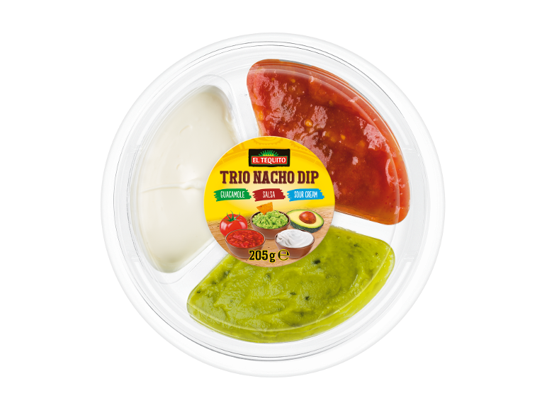 Trio nacho omak z gvakamolejem, salso in kislo smetano v okrogli posodi.