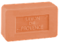 Breskovo obarvano milo z napisom 'SAVON DE PROVENCE'.