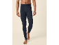Moški brez majice v mornarsko modrih termo hlačah.