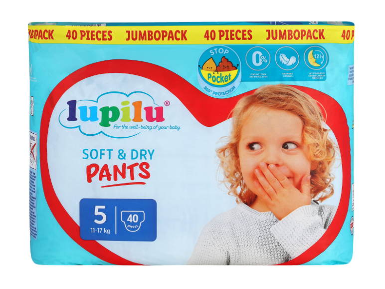 Lupilu Soft & Dry Pants Premium Velikost 5, jumbo pakiranje s 40 plenicami, z otrokom, ki si drži roko pred usti.