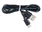 Črn USB-kabel tipa A na USB-C, zvit in pritrjen z belo vezico.