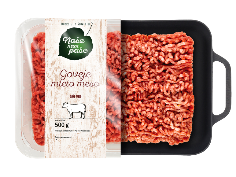 Pladenj 500g svežega govejega mletega mesa z etiketo v videzu lesa.