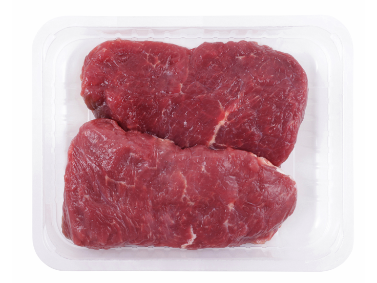 Dva kosa svežega rdečega mesa v prozorni plastični embalaži.