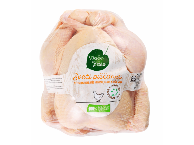 Pakiran svež cel piščanec z etiketo „Naše nam pase“ in 100% vzrejen v Sloveniji.