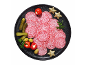 Krožnik salame s kumaricami, olivami, polnjenimi paprikami in zvezdnimi okraski.