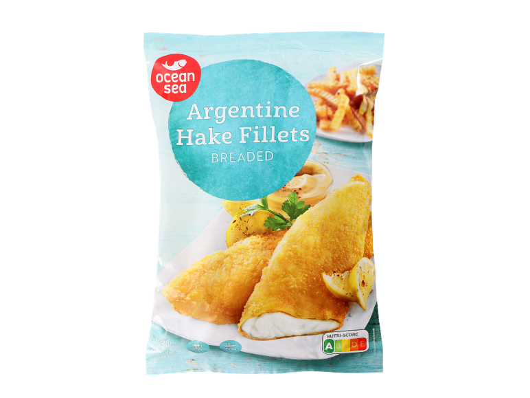 Zamrznjeni panirani argentinski osličevi fileji s pomfritom in omako.