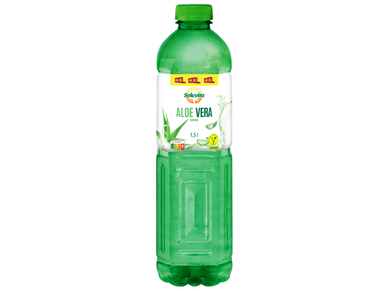 Zelena steklenica napitka iz aloe vere, 1,5L, z oznako Nutri-Score E.