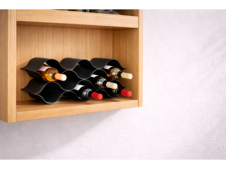 Lesena polica s črnim valovitim stojalom za vino s šestimi steklenicami.