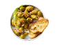 Marinirane zelene olive s čilijem in česnom, postrežene s popečenimi kruhki.