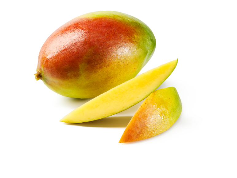Cel mango in dva kosa svežega manga na belem ozadju.