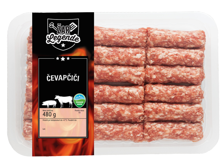 Pladenj surovih čevapčičev s črno etiketo, ki prikazuje prašiča in kravo, ter podrobnosti o izdelku.