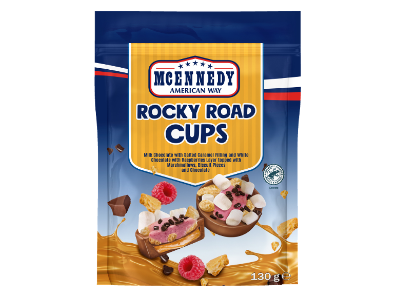 Vrečka Rocky Road Cups z mlečno čokolado, slano karamelo, malinami, marshmallowom in piškoti.