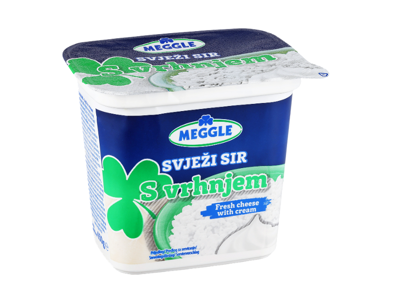 Sveži sir s smetano v modri in zeleni embalaži.