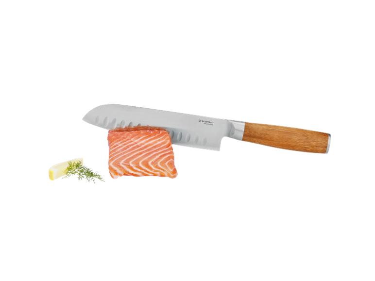 Kuhinjski nož z lesenim ročajem, svež losos in limona s koprom.