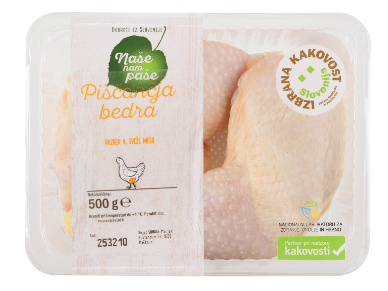 Pladenj svežih piščančjih beder z etiketo, ki označuje 500g in slovensko poreklo.