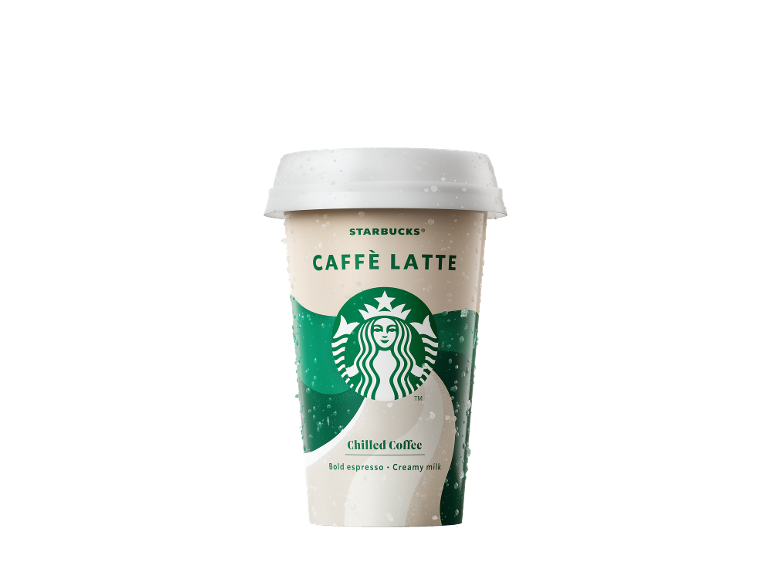 Skodelica ohlajene kave z belim pokrovom, kapljicami vode in napisom »Caffè Latte«.