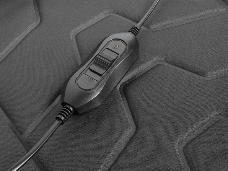 Črno stikalo za vklop/izklop na kablu za električno odejo ali grelno blazino.