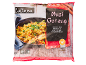 Pakiranje Nasi Goreng, indonezijske riževe jedi z zelenjavo in ocvrtimi piščančjimi prsmi.