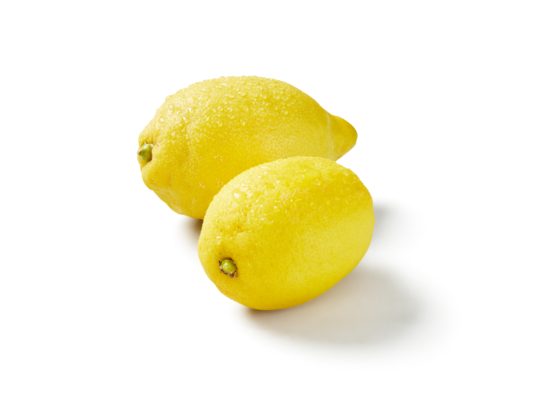 Dve sveži rumeni limoni z vodnimi kapljicami na belem ozadju.