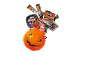 Halloween bonboni in žele bonboni v oranžni bučni posodi.