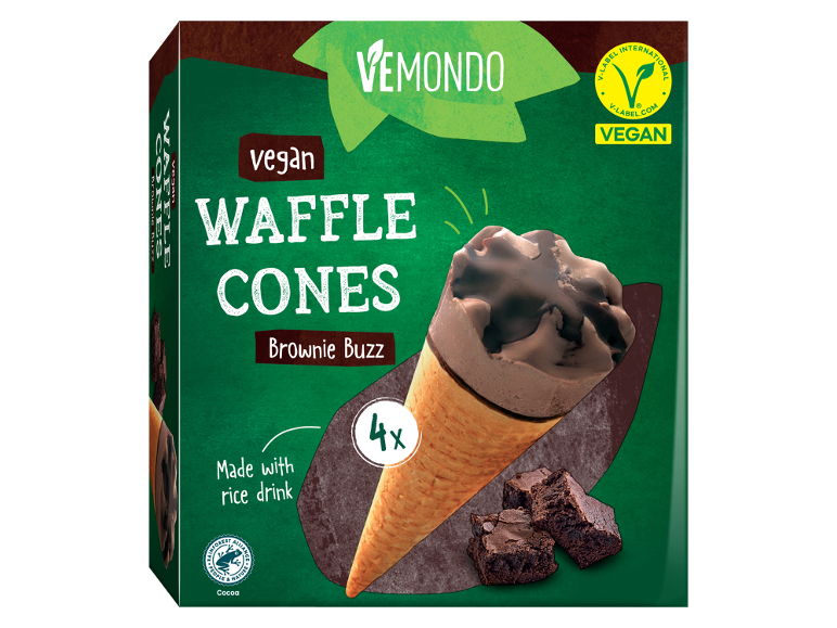 Škatla veganskih vafljevih kornetov s čokoladnim sladoledom in koščki brownija, narejenih iz riževega napitka.