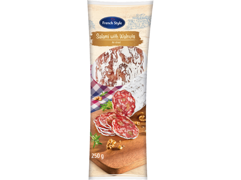 Pakiranje salame z orehi, zračno sušene, z vidnimi rezinami.