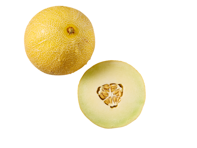 Cela in prepolovljena rumena melona s semeni na črnem ozadju.