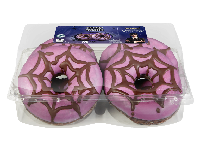 Štirje vijolični krofi s čokoladnimi pajčevinami v embalaži, s tematiko Halloweena in Wednesday.