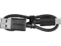 Črn USB-kabel tipa A na USB-C, navit in pritrjen z gumijastim trakom.