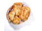 Sveže pečen sirov burek v pleteni košari na platneni krpi.