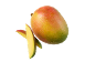 Svež mango z vodnimi kapljicami in dvema rezinama manga na črnem ozadju.