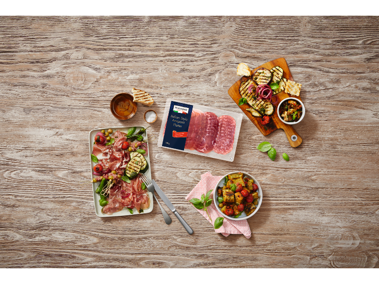 Italijanski antipasti pladenj z narezki, zelenjavo na žaru in kruhovo solato.