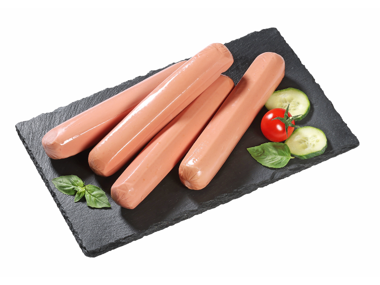 Frankfurtske klobase s paradižnikom, kumarami in baziliko na skrilavcu.