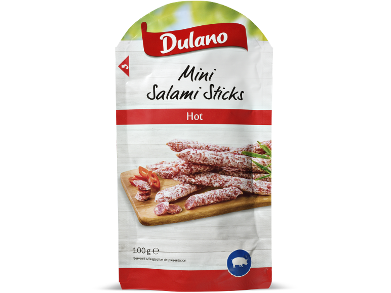 Pakiranje mini salam palčk, „Hot“, 100g, s predlogom za serviranje na leseni deski.