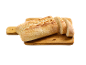 Sveže pečen hlebec kruha na leseni deski za rezanje, delno narezan na rezine.