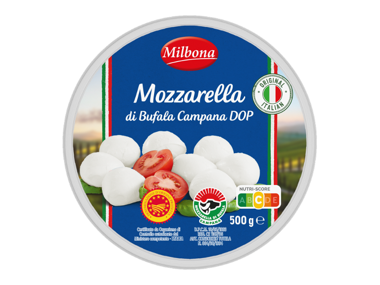 Mocarela iz bivoljega mleka s paradižnikom, z oznako DOP in Nutri-Score ABCDE.