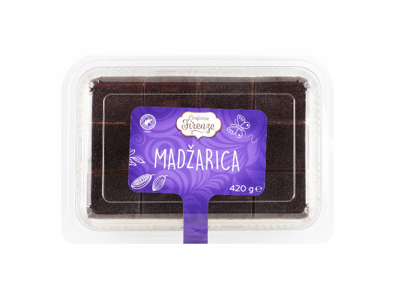 Temna čokoladna torta v plastični embalaži z vijolično etiketo z napisom 'MADŽARICA' in '420 g'.
