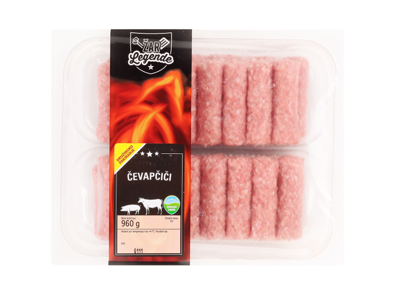 Pakiranje čevapčičev 960 g z oznako družinskega pakiranja in slovenskim izdelkom.