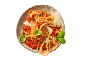 Špageti s paradižnikovo omako, parmezanom in svežo baziliko v skledi.