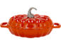 Oranžen litoželezni lonec v obliki buče s sivim pecljem