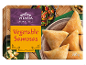 Indijske zelenjavne samose s skledo zelenjave in skledo omake.