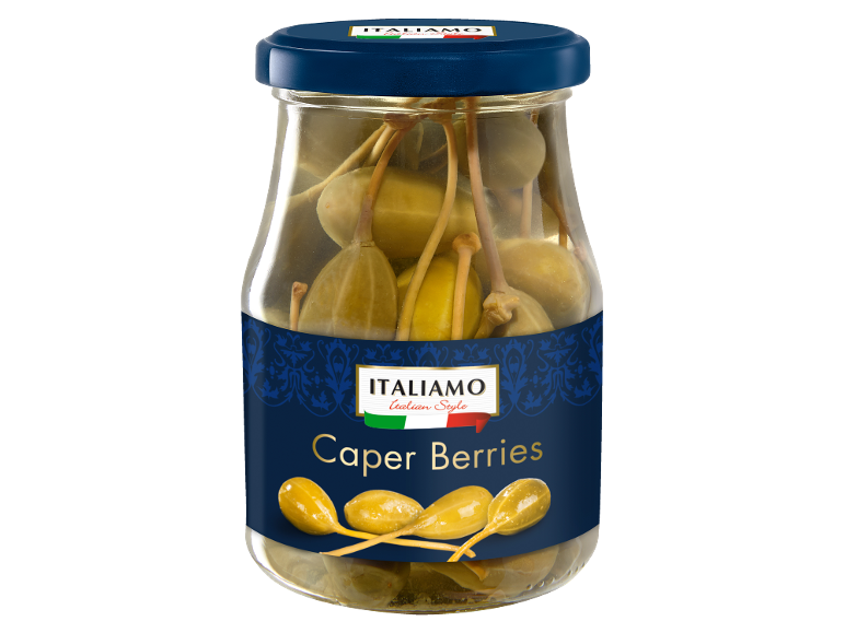 Steklen kozarec s kaprami, z modro etiketo z napisom »Caper Berries«.