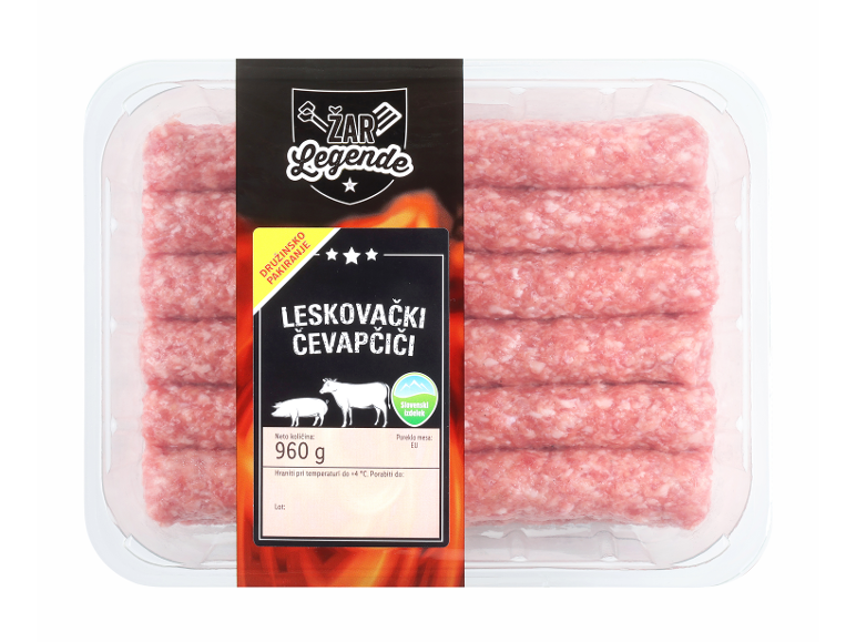 Plastična embalaža s surovimi čevapčiči, s črno etiketo z napisom »Leskovački čevapčiči« in 960 g.