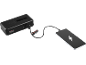 Črna prenosna baterija polni pametni telefon prek kabla USB-C.