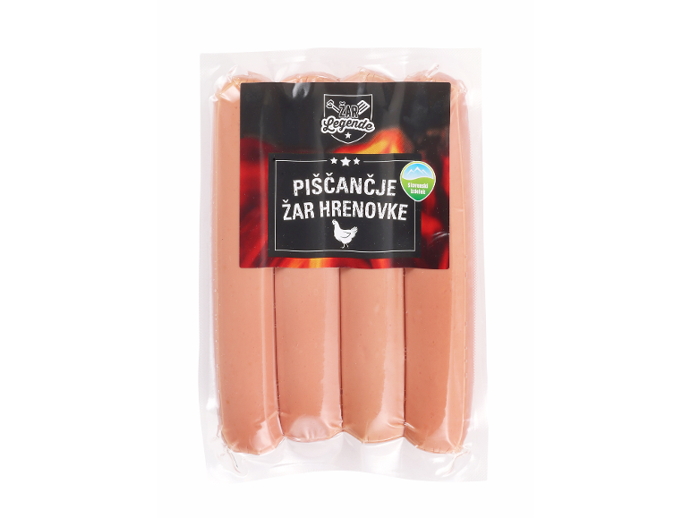 Paket piščančjih žar hrenovk z ozadjem plamenov in oznako slovenskega izdelka.